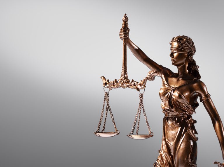 nature-morte-balance-justice